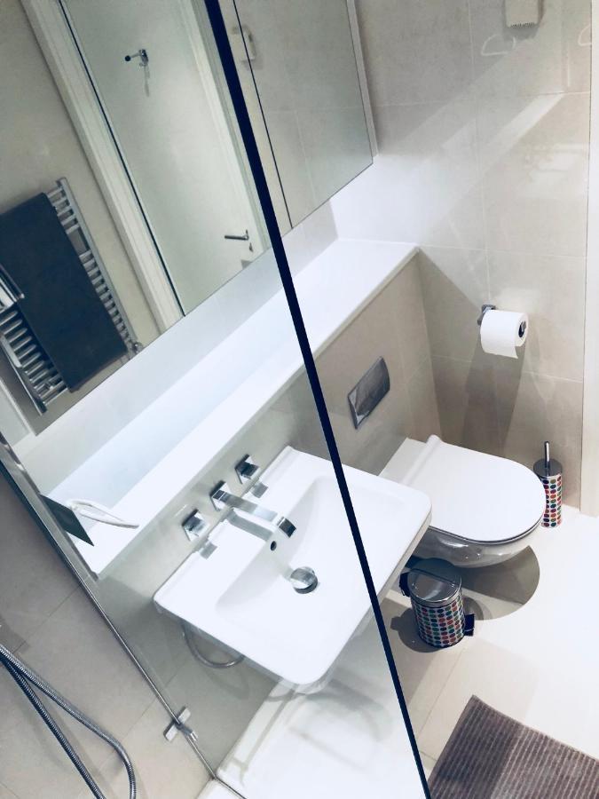 Ultra Modern Room Лондон Екстер'єр фото