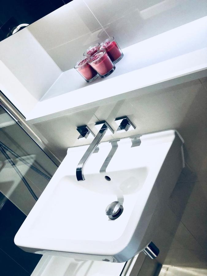 Ultra Modern Room Лондон Екстер'єр фото