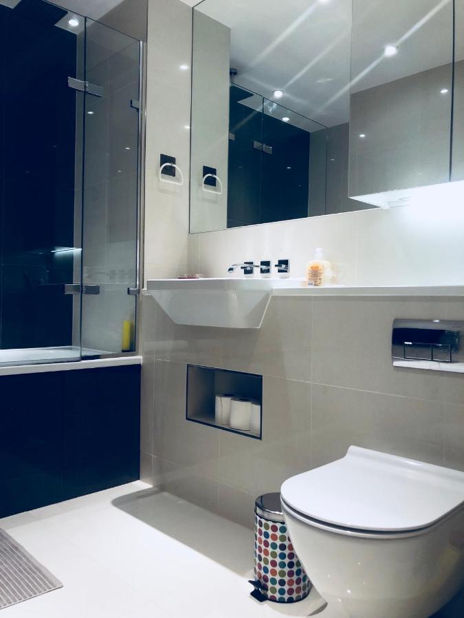 Ultra Modern Room Лондон Екстер'єр фото
